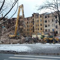 ФОТО: Начинается окончательный демонтаж сгоревшего здания на ул. Калнциема в Риге