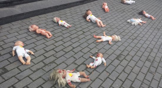 Премьера мюзикла о Цукурсе: зрителей встретили окровавленные куклы
