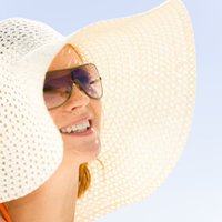 Romantiskas cepures, košas saulesbrilles un citas aktualitātes vasaras aksesuāru modē