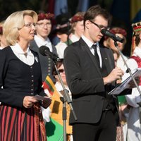 Foto: Latvijas un Lietuvas parlamenta spīkeri Palangā atzīmē Baltu vienības dienu