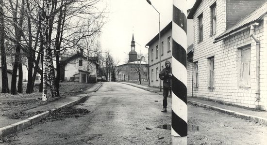 Apskatāmas divas Ulda Balgas izstādes: 'Kniede' un 'Robežnepārkāpēja stāsts'