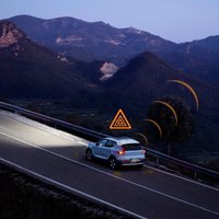 'Volvo' modeļi Eiropā savstarpēji brīdinās par slideniem ceļiem un citiem apdraudējumiem