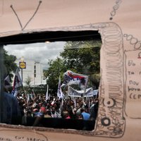 Grieķijas policija ieņem protestētāju okupēto raidsabiedrības ERT ēku