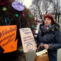 Krustpils novada bijusī darbiniece piketē, pieprasot pašvaldībai atdot viņas mantas