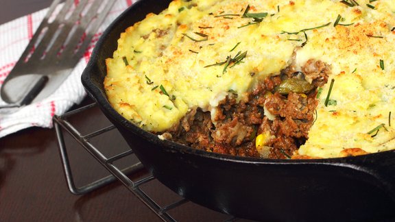 ganu pīrāgs shepherds pie ēdiens vakariņas panna sacepums