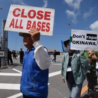 Tūkstošiem Okinavas iedzīvotāju protestē pret amerikāņu karavīru likumpārkāpumiem