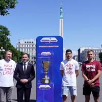 Foto: Pie Brīvības pieminekļa demonstrē Pasaules kausa trofeju