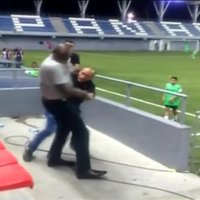 Video: Kostarikas U23 futbola izlases treneris izraisa kautiņu un atkāpjas no amata