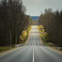 Pēcpusdienā Pierīgā var būt palēnināta satiksme, brīdina LVC