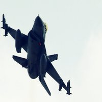 ASV senatori mudina Pentagonu izvērtēt iespējas nosūtīt F-16 iznīcinātājus Ukrainai