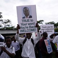 Foto: Zimbabvē ar gavilēm gaida jaunā prezidenta Emersona Mnangagvas stāšanos amatā