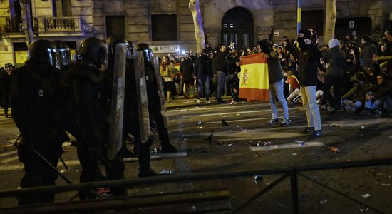 Madridē tūkstošiem cilvēku protestē pret katalāņu separātistu amnestiju