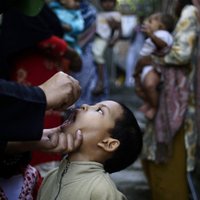 Pakistānā nošauj poliomielīta vakcinācijas komandas darbinieku