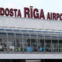 Rīgas lidostā vētras dēļ pagaidām reisi nav būtiski aizkavējušies