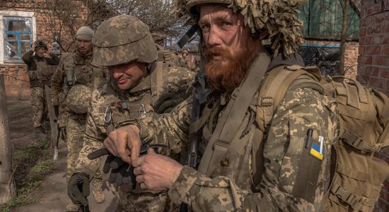 Situācija Ukrainas austrumos dinamiski mainās, norāda militārpersona