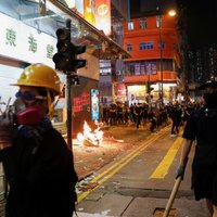 Foto: Honkongā turpinās sadursmes starp policiju un demonstrantiem; viena persona sašauta