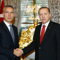 Stoltenbergs atsakās nosodīt Turciju par opozīcijas apspiešanu