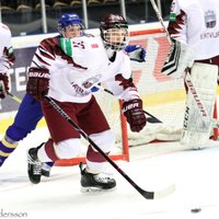 Latvijas U-18 hokejisti apņēmīgi cīnās, bet piekāpjas Zviedrijai PČ elites turnīra ievadā