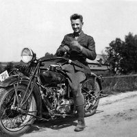 Enerģijas pielādētais motociklists Miķelis – kāds bija unikālā apgāda 'Zelta Ābele' izdevējs