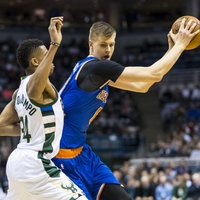 Porziņģim 13 punkti 'Knicks' zaudējumā 'Bucks' vienībai
