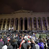 Foto: Tbilisi protestē tūkstošiem valsts proeiropeiskā kursa atbalstītāju