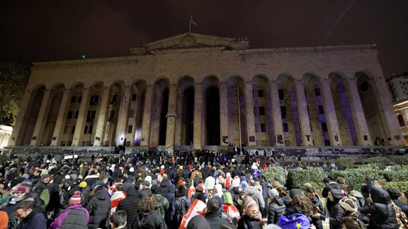 Protestētāju un policistu sadursmes Tbilisi 