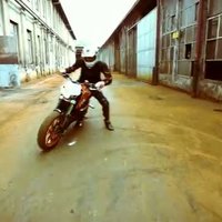 Video: triki ar 'KTM' motociklu pamestā fabrikā