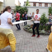 Foto: Danči un vainagi – patvēruma meklētāji iepazīst Saulgriežu tradīcijas