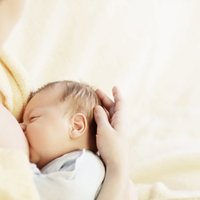 Par mātes piena 'sadegšanu', tā atgrūšanu un zīdīšanas pārtraukšanu – vecmātes ieteikumi krūtsbarošanā
