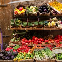 Daugavpils tirgū izņem vairākas tonnas nezināmas izcelsmes augļu un dārzeņu