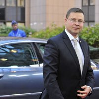 Dombrovskis skolēnus un studentus pirms jaunā mācību gada aicina izvirzīt jaunus mērķus