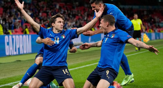 В 1/8 финала Италия в дополнительное время дожала Австрию, а Дания разгромила Уэльс
