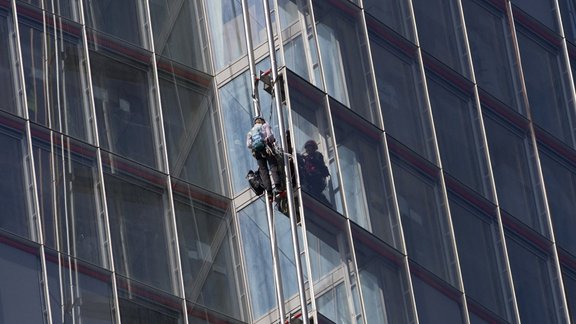 Greenpeace aktīvisti kāpj Shard augstceltnē - 2