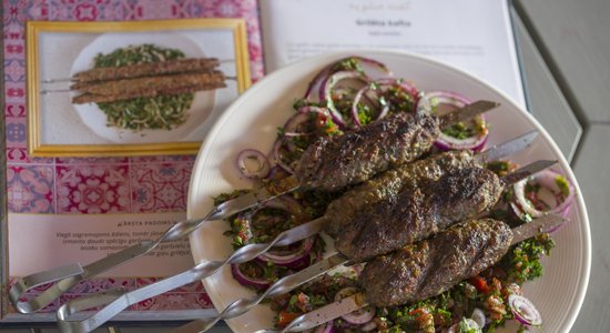 Recepte no grāmatas: libāniešu ēdiens – grilēta kafta