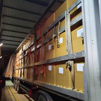 ФОТО. В Риге остановлен грузовик с 13 тоннами контрабандного табака