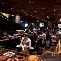 Foto: Ķīnā atver pasaules lielāko 'Starbucks' kafejnīcu