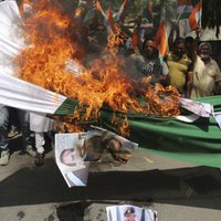 Indieši saniknoti par divu karavīru nogalināšanu; pieprasa atriebties Pakistānai