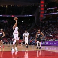 Video: 'Spurs' spēlētājs soda metienus izpilda ar vienu roku