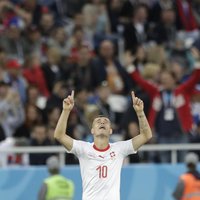 Šveices futbolisti atspēlējas un izrauj uzvaru līdzvērtīgā cīņā pret Serbiju