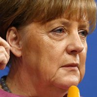 Merkele iekšpolitiskās situācijas dēļ atceļ braucienu uz Davosu