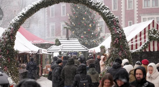 Foto: Vecrīgā testē Ziemassvētku tirdziņu