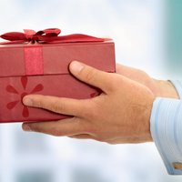 Как научить или заставить мужчину делать подарки