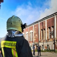 Pēc diennakti ilgušas dzēšanas likvidē ugunsgrēku kokzāģētavas ēku kompleksā Suntažos