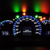 Luksofors auto panelī: kad signāllampiņas brīdina, ka tālāk braukt nedrīkst