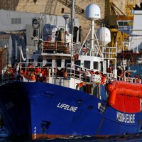 Maltas tiesa migrantu glābēju kuģa kapteinim piespriež 10 000 eiro naudas sodu
