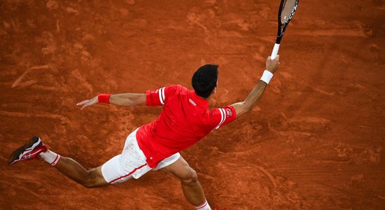 Džokovičs aizraujošā 'French Open' pusfinālā pieveic 'māla karali' Nadalu