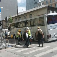 ФОТО: На улице Базницас под автобусом проломился асфальт, движение восстановлено (обновлено в 16.15)