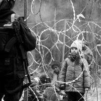Latvijā rādīs plašas diskusijas raisījušo Agņeškas Holandas bēgļu drāmu "Zaļā robeža"