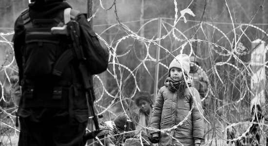 Latvijā rādīs plašas diskusijas raisījušo Agņeškas Holandas bēgļu drāmu "Zaļā robeža"