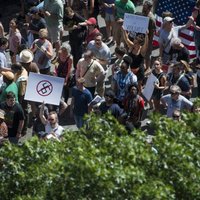 Foto: Bostonā demonstrācijā pret rasismu piedalās desmitiem tūkstošu cilvēku